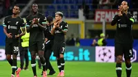 Pemain Liverpool Ryan Gravenberch, Ibrahima Konate dan Virgil van Dijk (kiri ke kanan) melakukan selebrasi usai memenangi matchday 1 League Phase Liga Champions 2024/2025 melawan AC Milan di Stadion San Siro, Milan, 17 September 2024. (PIERO CRUCIATTI/AFP)