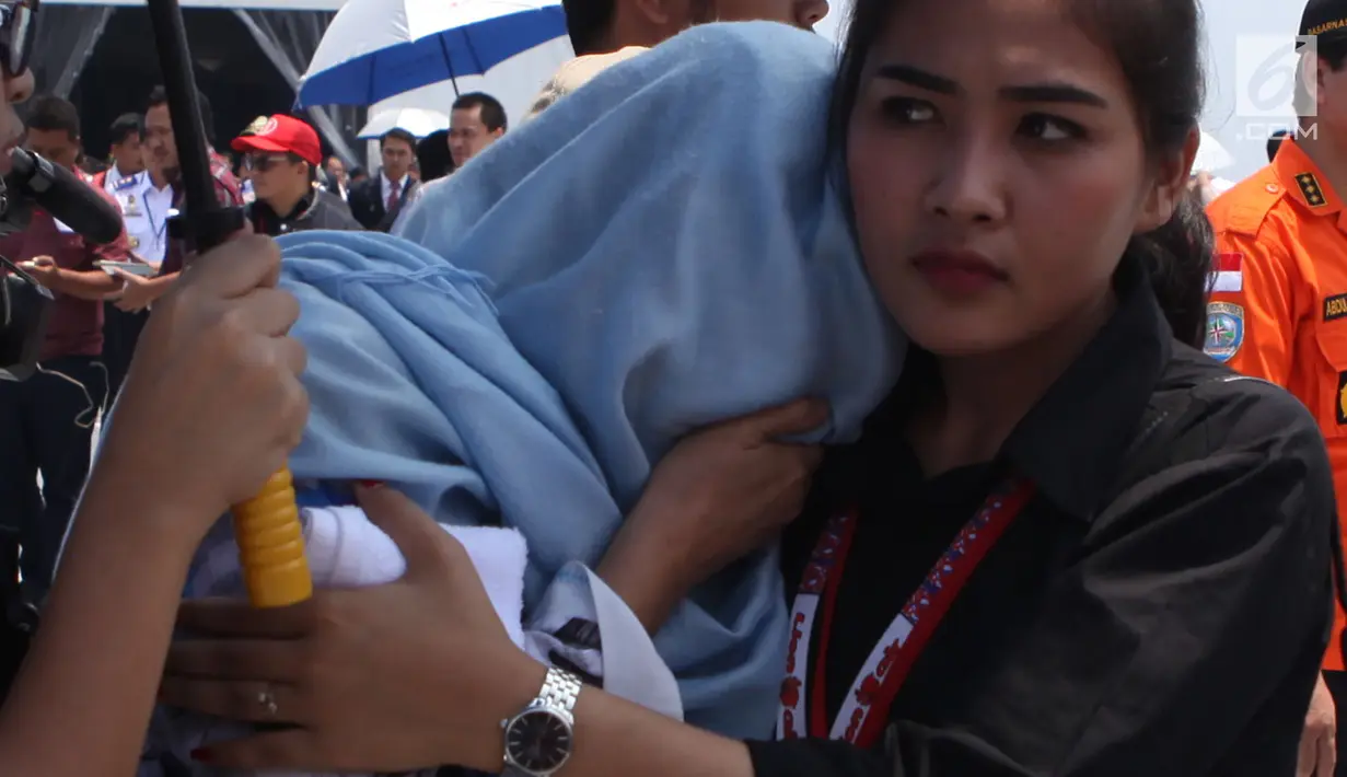 Kerabat korban pesawat Lion Air PK-LQP  penerbangan TJ 610 dengan tujuan Jakarta-Pangkal menangis  di atas KRI Banda Aceh di Perairan Tanjung karawang, Jawa Barat, Selasa (6/11). (Merdeka.com/Imam Buhori)