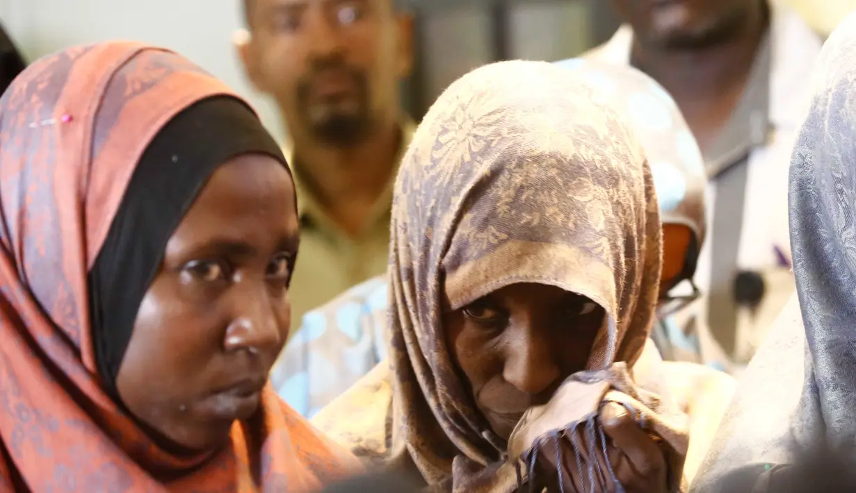 Ekspresi wanita anggota ISIS asal Sudan saat dipulangkan dari Libya ke negaranya, Khartoum, Sudan, Rabu (4/4). Menurut pejabat Sudan, warganya banyak yang bergabung dengan ISIS di Suriah, Irak, dan Libya. (ASHRAF SHAZLY/AFP)