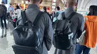 Dua biksu terlihat membawa ransel dari merek mewah di bandara, hingga menimbulkan kehebohan di media sosial. (Dok: Weibo Sin Chew)