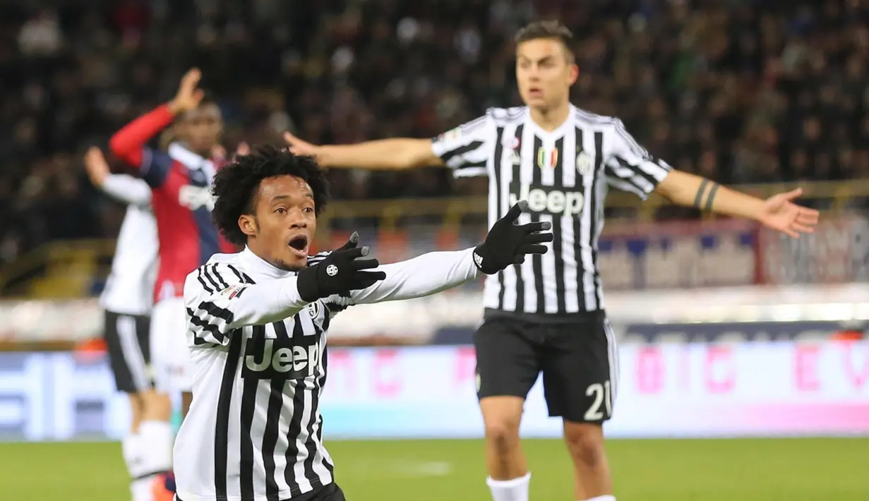 Reaksi pemain Juventus, Juan Cuadrado, setelah dilanggar pemain Bologna dalam laga Serie A Italia di Stadion Renato Dall'Ara, Bologna,Sabtu (20/2/2016) dini hari WIB. (EPA/Giorgio Benvenuti)