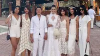 Gaya Putri Indonesia di pernikahan Nadine Chandrawinata dan Dimas Anggara (Instagram @artikasaridevi)