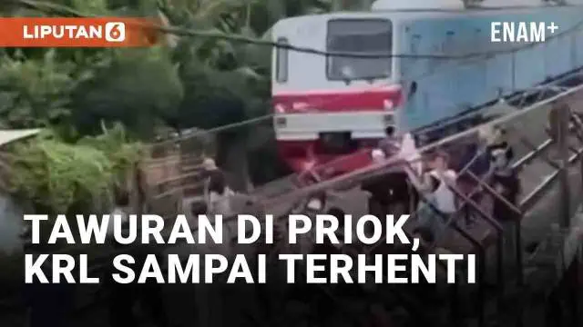 Tawuran terjadi di rel perlintasan kereta Tanjung Priok, Jakarta Utara (26/7/2023). Tawuran melibatkan remaja ini viral di media sosial. Lantaran mengakibatkan kereta rel listrik (KRL) berhenti tepat di lokasi.
