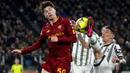 Pemain AS Roma, Nicola Zalewski (kiri) berebut bola dengan pemain Juventus, Angel Di Maria pada laga pekan ke-25 Liga Italia 2022/2023 yang berlangsung di Stadio Olimpico, Senin (06/03/2023) dini hari WIB. (AP Photo/Gregorio Borgia)