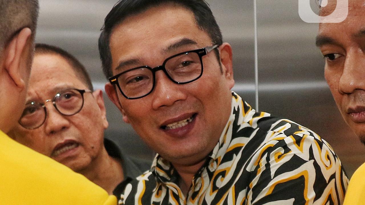 Dipakaikan Jas Kuning, Ridwan Kamil Resmi Gabung ke Golkar
