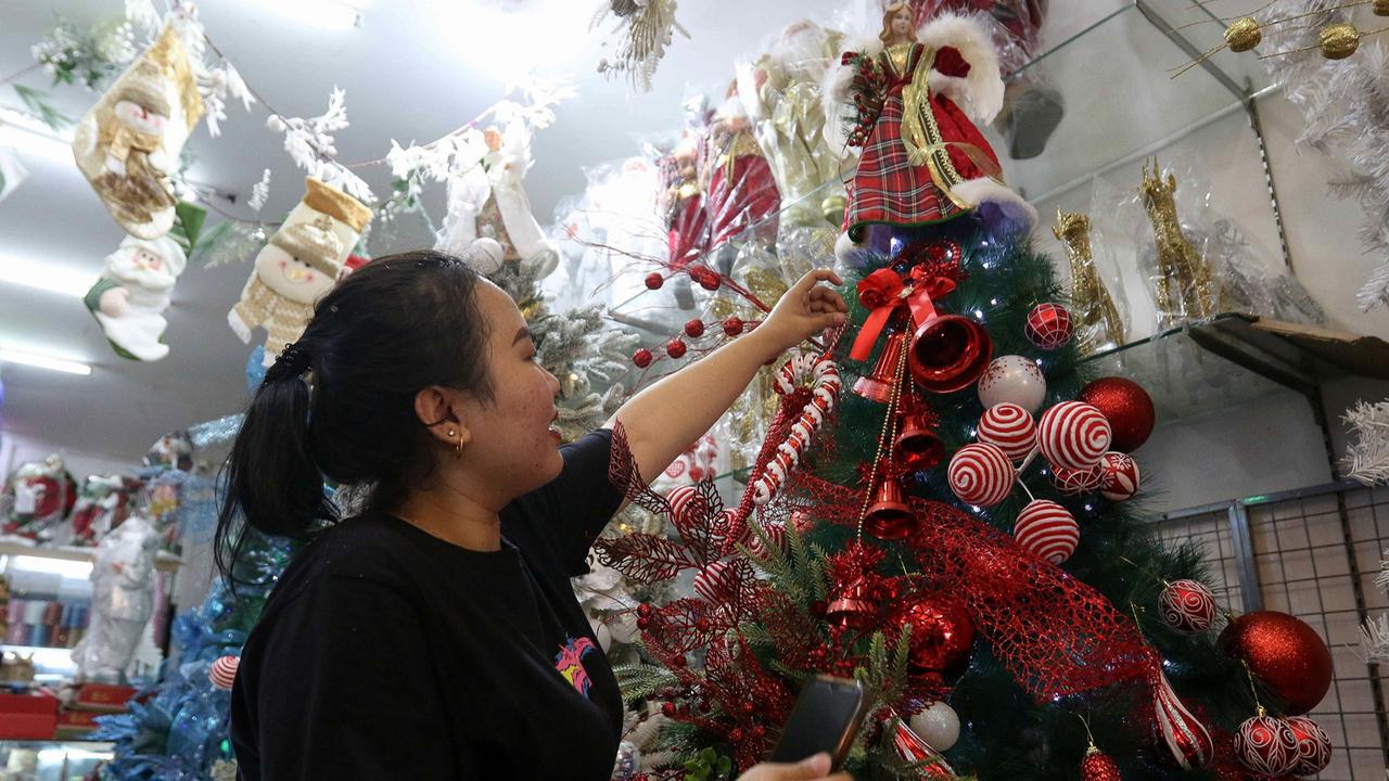 Jelang Natal Pernak Pernik Hiasan Natal Mulai Diserbu Warga