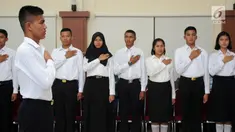 Calon Pasukan Pengibar Bendera Pusaka (Paskibraka) Nasional 2017 mengikuti upacara pembukaan Pusdiklat di PP-PON Cibubur, Jakarta, Rabu (26/7). Pusdiklat Paskibraka Nasional 2017 dibuka oleh Menpora Imam Nahrawi. (Liputan6.com/Yoppy Renato)
