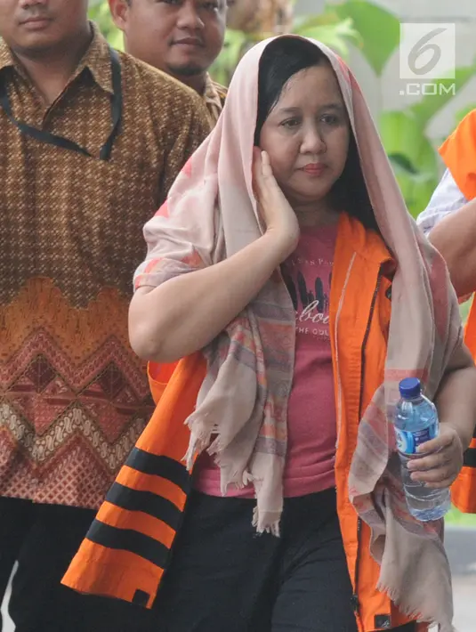 Kepala Bidang Tata Ruang Dinas PUPR Bekasi, Neneng Rahmi tiba di gedung KPK, Jakarta, Jumat (2/11). Neneng diperiksa sebagai tersangka kasus dugaan suap pengurusan perizinan proyek pembangunan Meikarta di Kab Bekasi. (Merdeka.com/Dwi Narwoko)