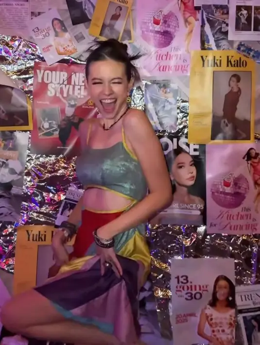 Warna dominan merah dengan aksen ungu, biru, dan hijau metalik membuat penampilannya standout di bawah lampu pesta neon. Potongan backless, cut-out,  dan slit tinggi menambah kesan seksi namun playful. [@yukikt].