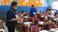 Pembagian masker di sekolah-sekolah usai paparan kabut asap di Kota Palembang Sumsel (Liputan6.com / Nefri Inge)