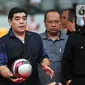 Legenda sepak bola Argentina Diego Maradona (tengah) bersiap menendang bola untuk penggemarnya saat datang ke Stadion Gelora Bung Karno (GBK), Senayan, Jakarta, Sabtu (29/6/2013). Maradona kerap dibandingkan dengan Pele sebagai pesepak bola terbaik sepanjang masa. (Liputan6.com/Helmi Fithriansyah)