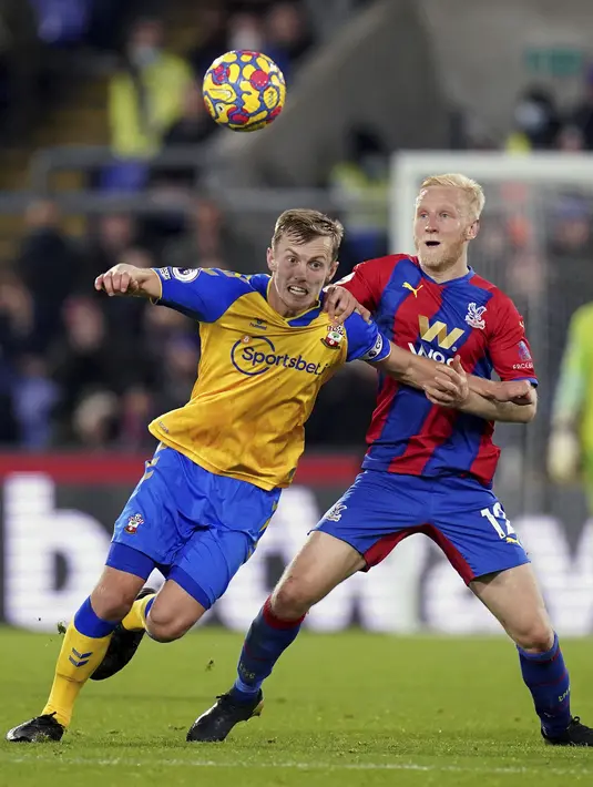 Gelandang Southampton James Ward-Prowse berebut bola dengan gelandang Crystal Palace Will Hughes pada pertandingan pekan ke-17 Liga Inggris di Selhurst Park, Kamis (16/12/2021) dini hari WIB). Laga antara Crystal Palace vs Southampton berbagi poin dengan skor akhir 2-2.  (Adam Davy/PA via AP)