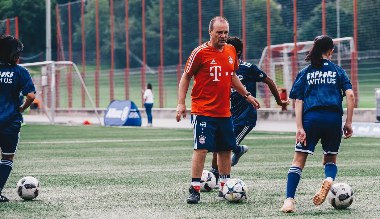 Pesepak bola muda mendapat arahan saat mengikuti Allianz Explorer Camp Football 2019 di Munchen, Jerman, Jumat (23/8). Allianz Indonesia mengirimkan dua pesepak bola muda berbakat ke Jerman. (Dokumentasi Allianz)