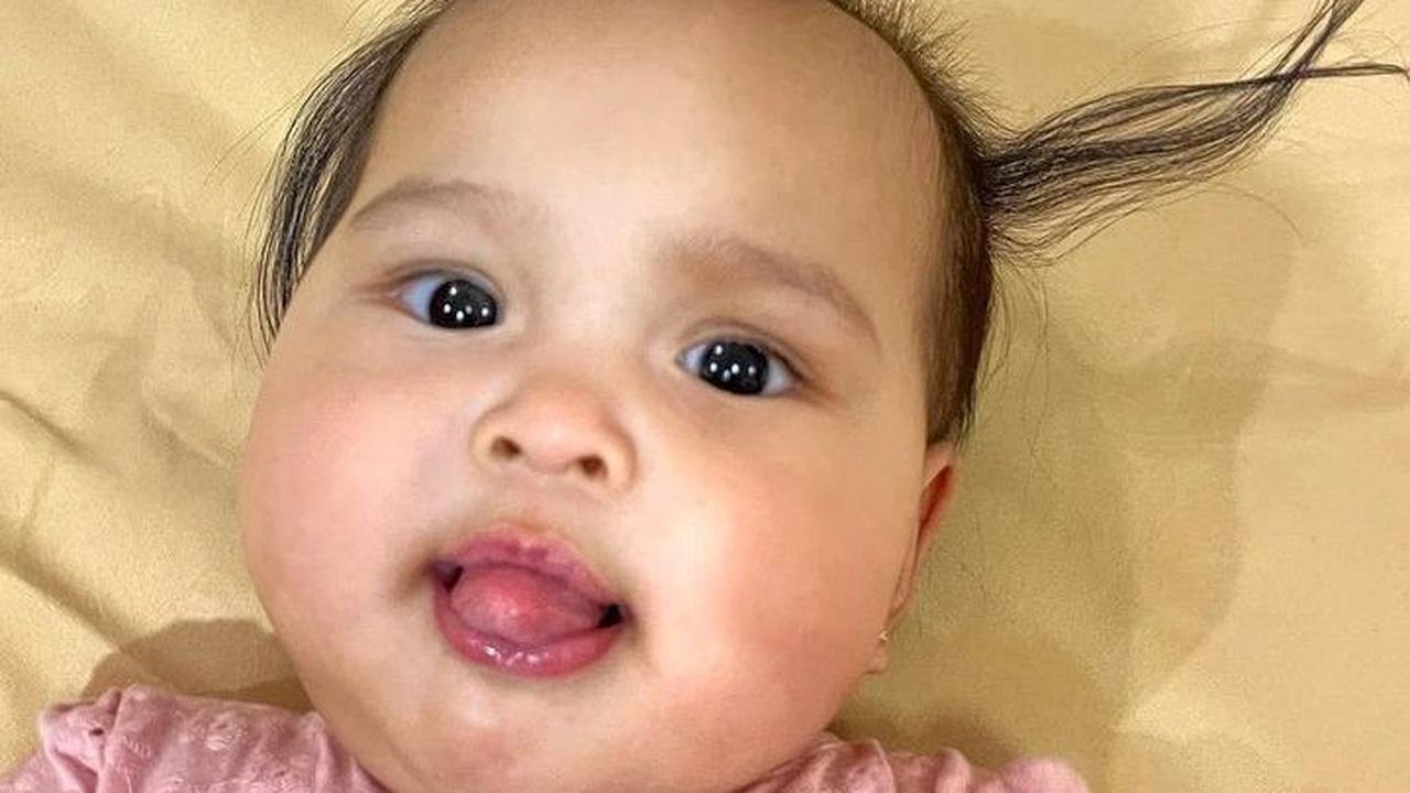 Potret terbaru Baby Shfanina. Tampak rambut Baby Shafanina bikin salfok. Tasya menyebutnya 'Rambut Anti Gravitasi'.