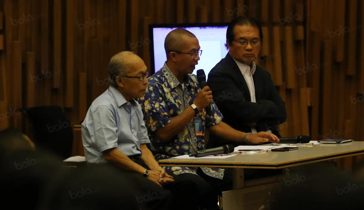 Para Panelis tengah mengajukan pertanyaan ke calon ketum PSSI pada acara debat di  SCTV Tower, Jakarta, Selasa (04/10/2016). (Bola.com/Nicklas Hanoatubun)