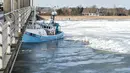 Kapal nelayan saat menabrak Jembatan Anggersudn di perairan dingin di Limfjord di bagian utara Jutland di Denmark (28/2). (AFP Photo/Scanpic Denmark/Henning Bagger)