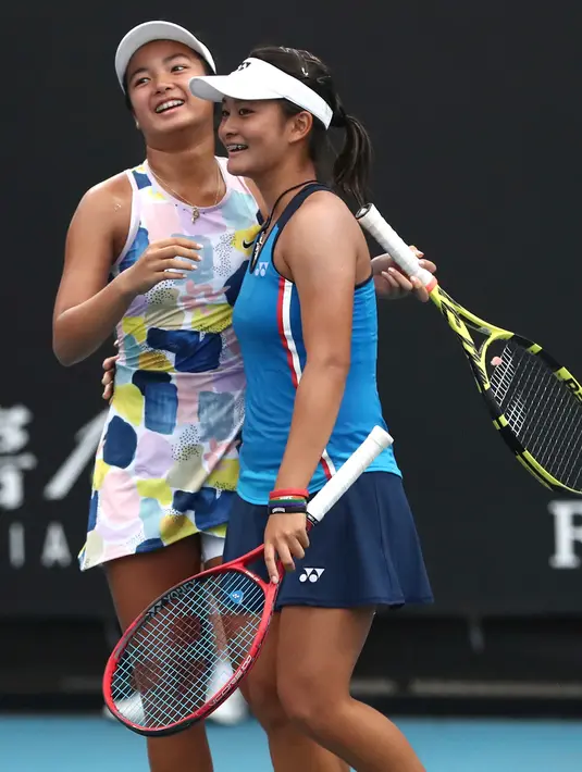 Alexandra Eala dari Filipina (kiri) dan Priska Madelyn Nugroho dari Indonesia berselebrasi setelah menang atas Ziva Falkner (Slovenia)/Matilda Mutavdzic (Inggris) pada final Australia Terbuka Junior 2020 di Melbourne, Jumat (31/1/2020). Priska/Alexandra menang 6-1, 6-2. (AP/Dita Alangkara)