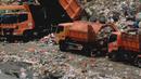 Truk sampah dari Jakarta menurunkan muatan di TPST Bantar Gebang, Bekasi, Jawa Barat, Senin (18/3). Memasuki usianya yang ke 30 tahun, TPST Bantar Gebang tinggal memiliki kapasitas 10 juta ton lagi. (merdeka.com/Arie Basuki)