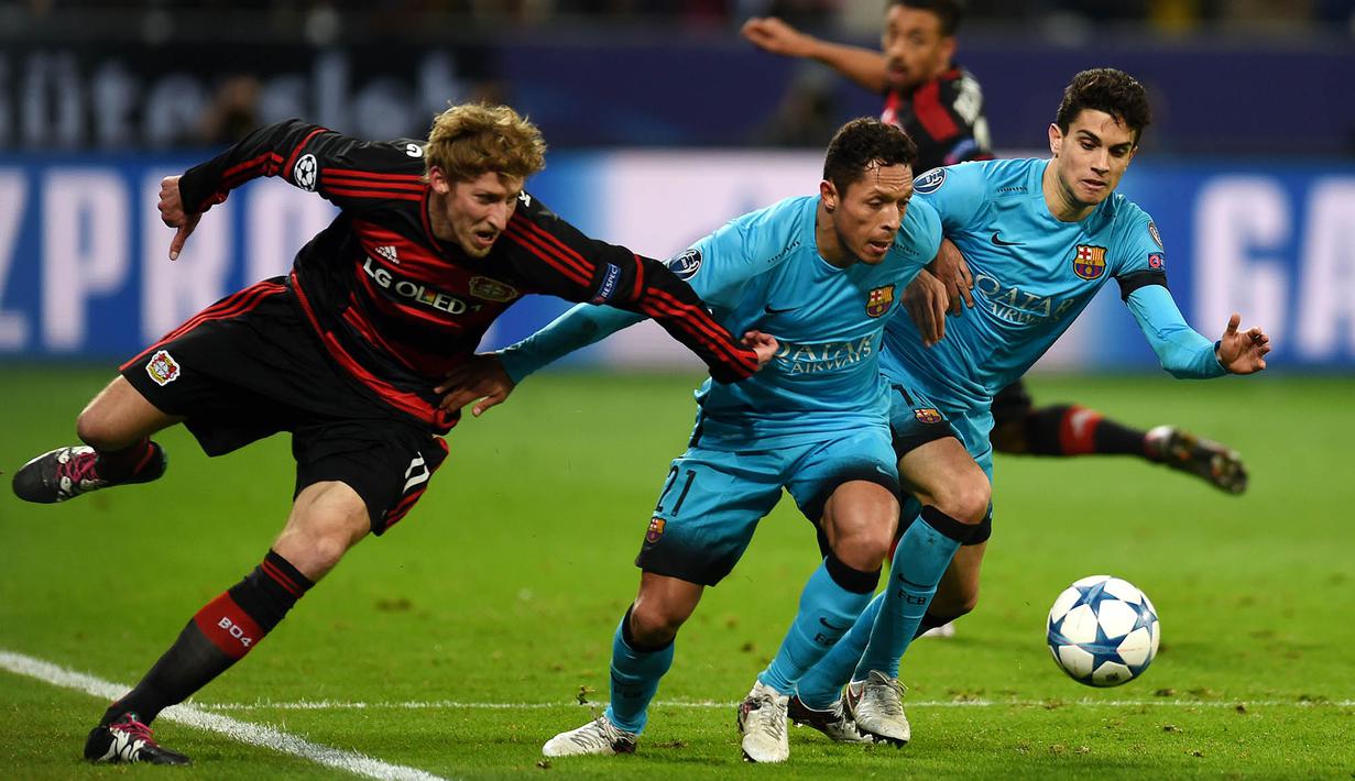 Pemain Bayer Leverkusen,Stefan Kiessling (kiri) berebut bola dengan pemain Barcelona, Adriano pada leg kedua grup E Liga Champions di Stadion Bay Arena, Laverkusen, Jerman, Kamis (10/12/2015) dini hari WIB.  (AFP Photo/Patrik Stollarz)