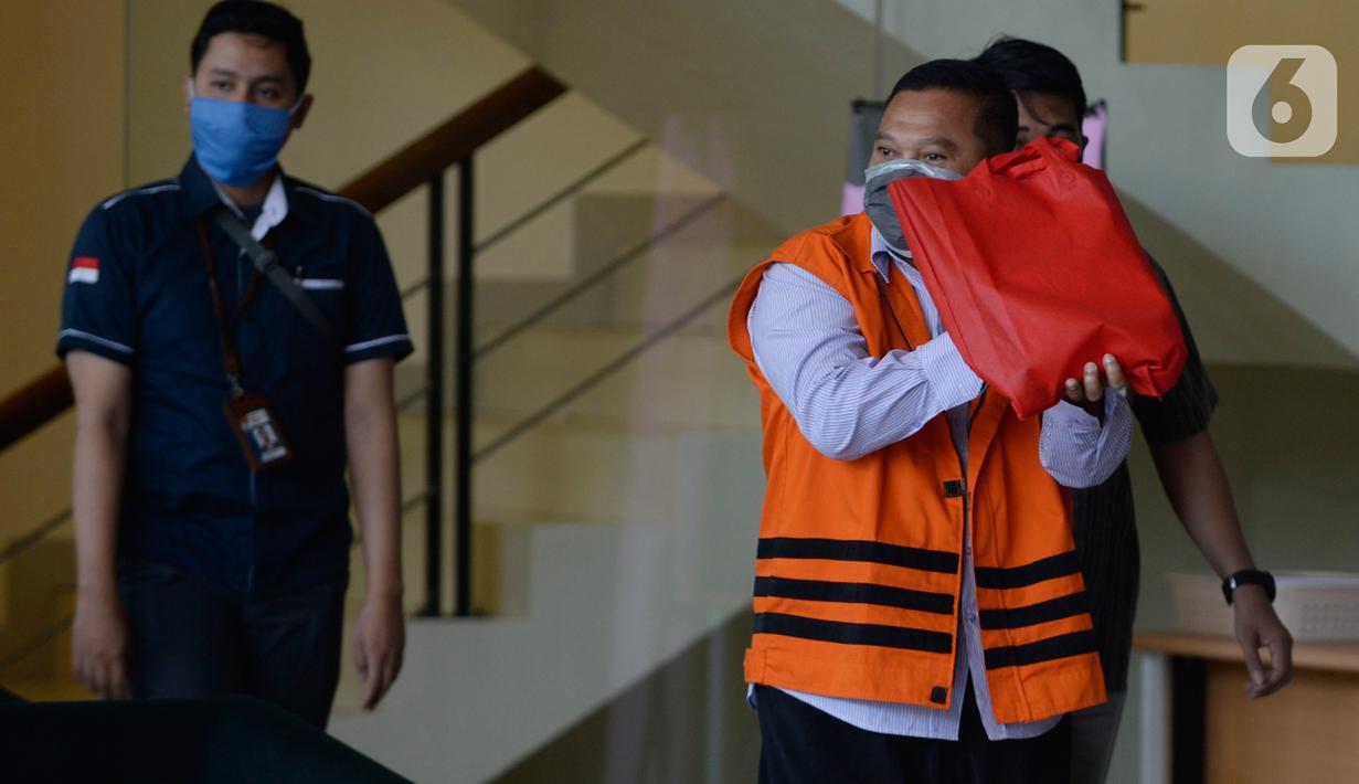 Mantan Kalapas Klas I Sukamiskin Bandung Deddy Handoko berusaha menutupi wajahnya usai pemeriksaan di Gedung KPK, Jakarta, Kamis (4/6/2020). Deddy diperiksa sebagai tersangka kasus dugaan suap terkait pemberian fasilitas atau perizinan keluar di Lapas Sukamiskin Bandung. (merdeka.com/Dwi Narwoko)