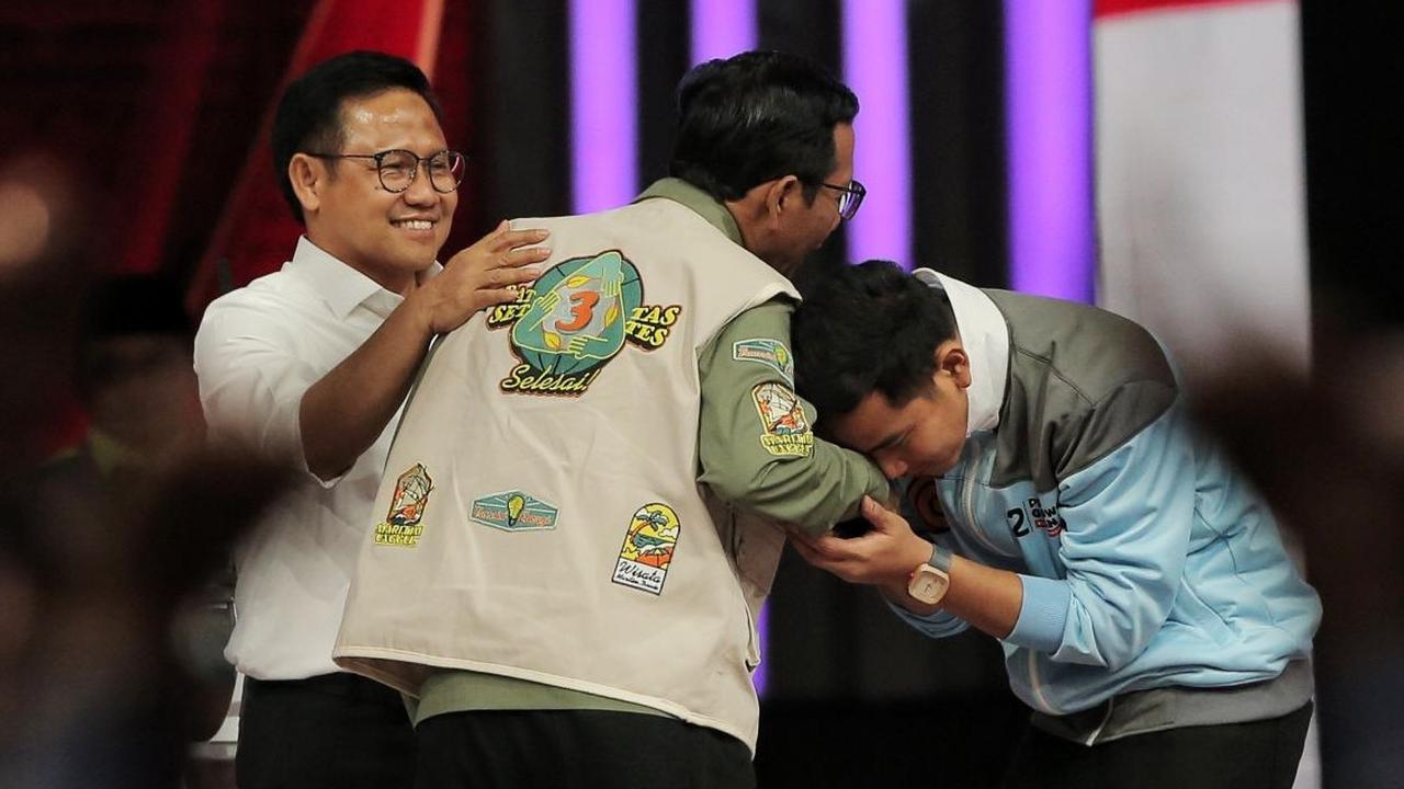 FOTO: Keakraban Capres dan Cawapres Saling Salaman dan Pelukan Usai Membara di Debat Keempat Pilpres 2024