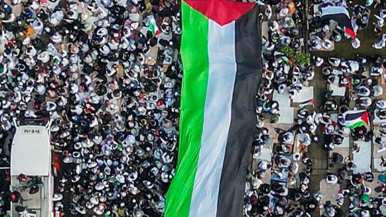Lautan massa Munajat Kubro 212 secara serempak melantunkan zikir, selawat, serta doa untuk Palestina.