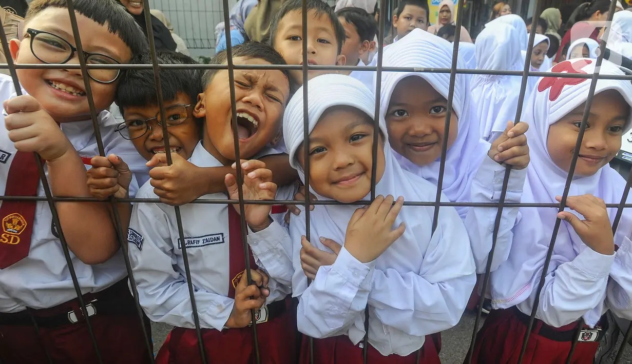 Jumlah sasarannya cukup besar untuk 27 provinsi ini ada 16.420.460 anak dan targetnya 95 persen minimal dalam dua putaran. Putaran pertama 23 Juli 2024, putaran kedua akan diberikan setelah dua minggu putaran pertama. (merdeka.com/Arie Basuki)