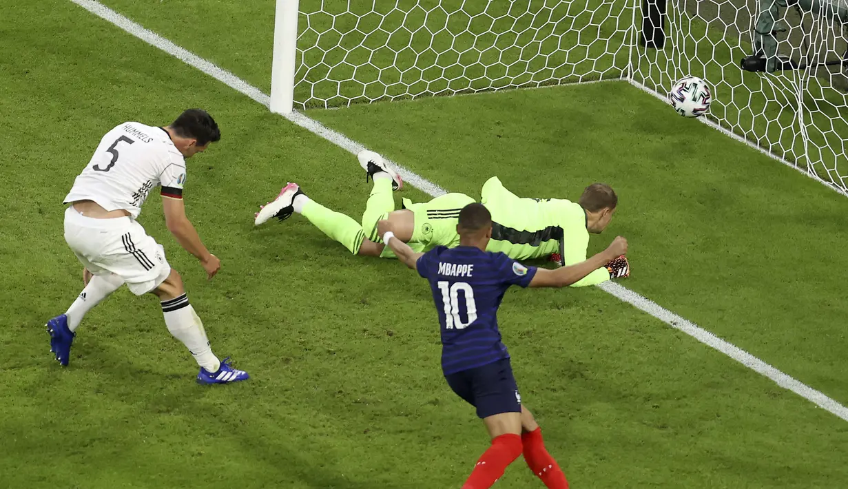 Gol bunuh diri ke-3 terjadi di laga Grup F saat Jerman menghadapi Prancis (16/6/2021). Bek Jerman asal Borussia Dortmund, Mats Hummels melakukan gol bunuh diri pada menit ke-20 yang membuat Prancis unggul 1-0. Hasil akhir, Jerman kalah 0-1. (Foto: AP/Pool/Alexander Hassenstein)