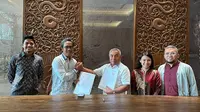Penandatangan kesepakatan kerja sama pengembangan Proyek Ekonomi Hijau di Kalimantan Timur oleh Gubernur Kaltim Dr. H. Isran Noor dan Direktur Utama Pertamina NRE Dannif Danusaputro. (Dok Pertamina)