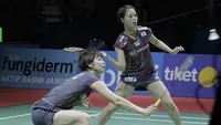 Pasangan Jepang, Sayaka Hirota/Yuki Fukushima, saat melawan wakil Jepang, Mayu Matsumoto/Wakana Nagahara, pada final Indonesia Open 2018 di Istora Senayan, Jakarta, Minggu, (8/6/2018). (Bola.com/M Iqbal Ichsan)