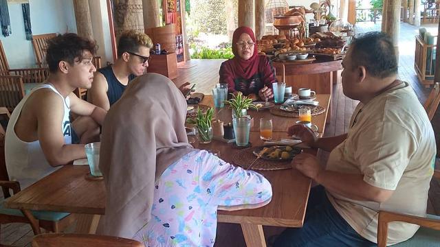 6 Momen Liburan Lesty Kejora dan Rizky Billar di Sumba, Makin Lengket