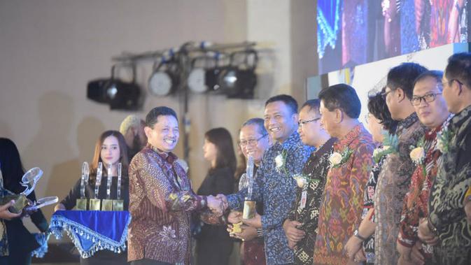 Kepala Dinas Pendidikan (Dispendik) Supomo mewakili Wali Kota Surabaya Tri Rismaharini untuk terima penghargaan Anugerah Kihajar 2019. (Foto: Liputan6.com/Dian Kurniawan)