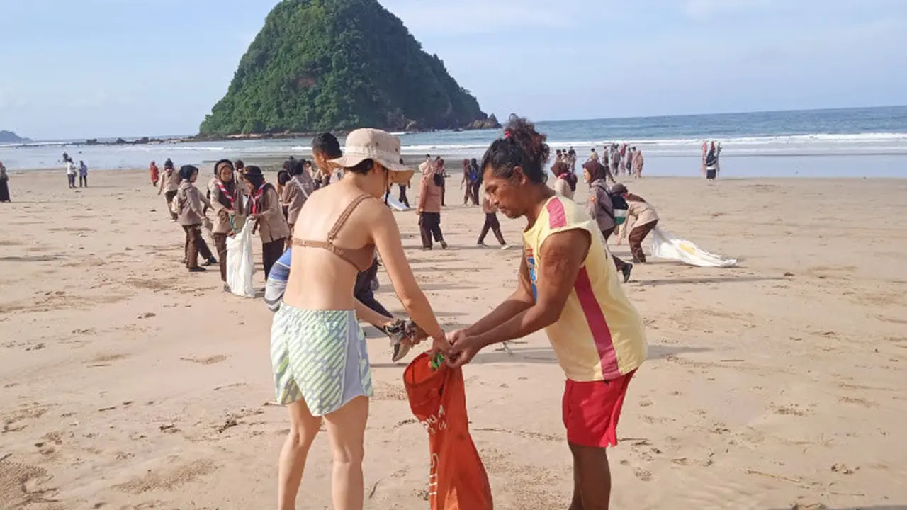 Wisatawan mancanegara ikut bersihkan sampah di Pantai Pulau Merah (Istimewa)