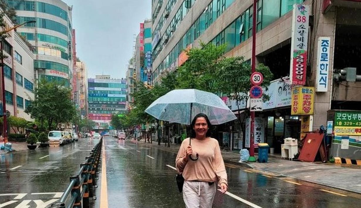 Bak anak remaja, Lydia Kandou bergaya membawa payung sambil jalan dengan outfit anak muda kekinian.(instagram.com @lydiakandou_)