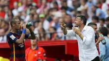 Pelatih Barcelona Luiz Enrique terlihat serius memberikan instruksi kepada Neymar, pada lanjutan Liga Spanyol antara Sevilla vs Barcelona di Stadion Ramon Sanchez Pizjuan, Sabtu (03/10/2015). (REUTERS/Marcelo del Pozo)