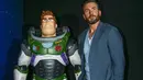 Chris Evans berpose dengan karakter Buzz Lightyear untuk fotografer setibanya untuk pemutaran perdana film 'Lightyear' di London, Inggris, 13 Juni 2022. (Photo by Joel C Ryan/Invision/AP)