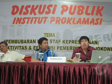 Direktur Global Future Institute, Hendrajit (kiri), Pengamat Anggaran Politik Uchok Sky Khadafi (kedua kanan) dan pakar hukum tata negara Prof Margarito (kanan) dalam diskusi publik di Jakarta, Senin (2/2). (Liputan6.com/Herman Zakharia)