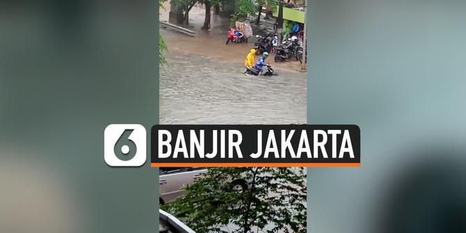 VIDEO: Banjir Menggenangi Jalan Bulevar Kelapa Gading