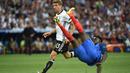 Pemain Prancis, Samuel Umtiti (kanan) saat berebut bola dengan pemain Jerman, Thomas Mueller pada semifinal piala Eropa 2016 di Stade Velodrome, Marseille, (7/7/2016). (AFP/Bertrand Langlois)