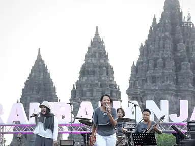 Trio Rida Sita Dewi (RSD) saat tampil di atas panggung Prambanan Jazz Festival 2019 di Pelataran Candi Prambanan, Yogyakarta, Sabtu (6/7/2019). Trio RSD tampil memukau membawakan delapan lagu andalan dari empat album sejak 1994. (Fimela.com/Bambang E.Ros)