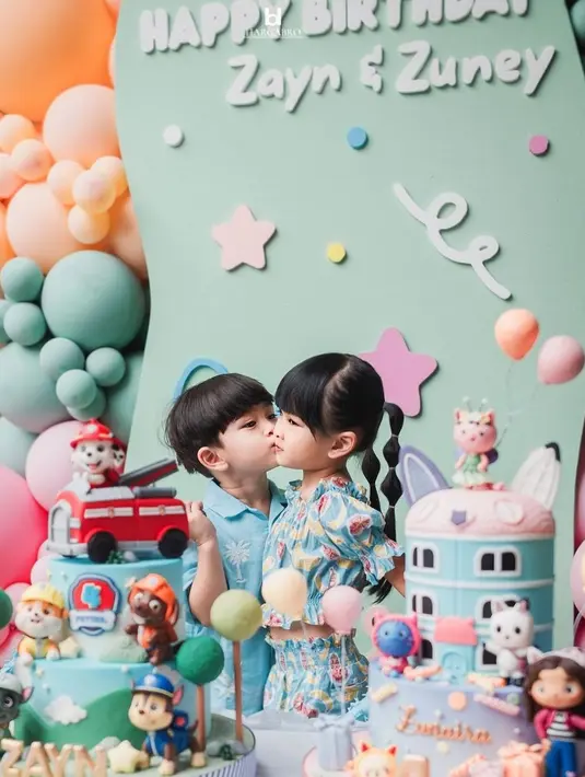 Si kembar pun terluhat sangat bahagia meski hanya merayakan ulang tahun di rumah. Mereka juga tak malu mengungkapkan rasa sayang satu sama lain, seperti foto ini Zayn menciun Zuney