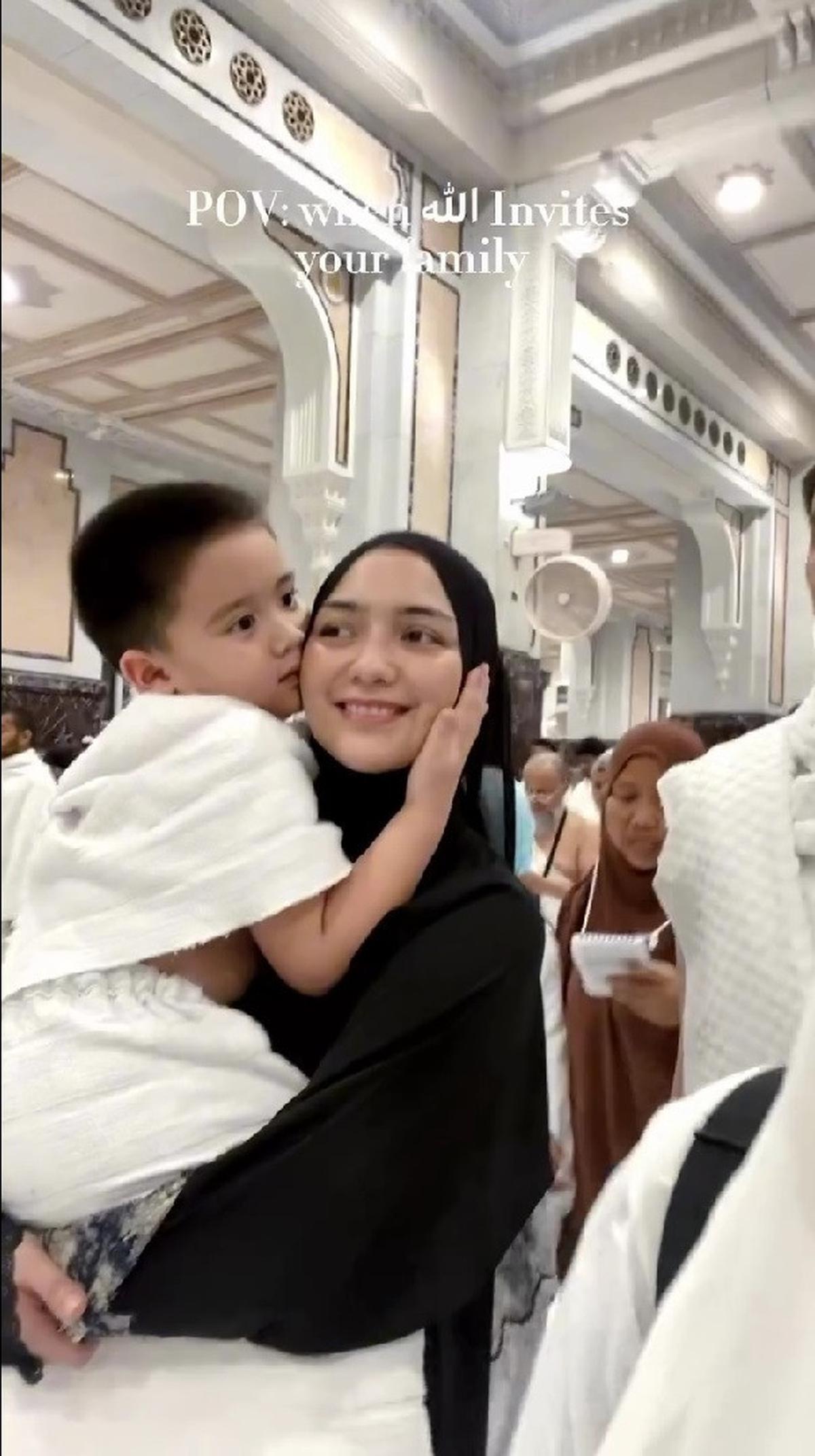 Momen Athar Anak Citra Kirana Ikut Umrah, Digendong Saat Tawaf
