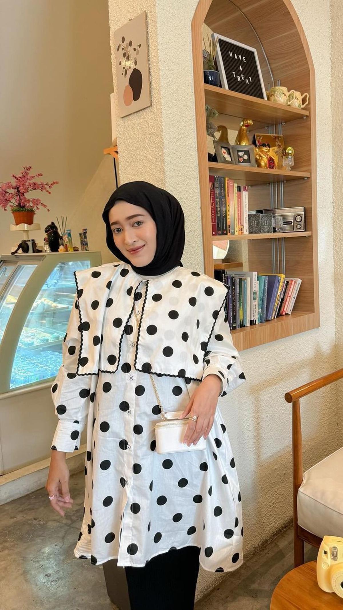 <b>Tunik Hitam Putih dengan Motif Polkadot&nbsp;</b>
