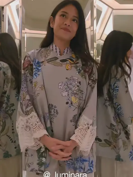 Dian juga mengenakan brand dari @_luminara_ dengan atasan model janggan warna hijau motif floral. [@therealdisastr]