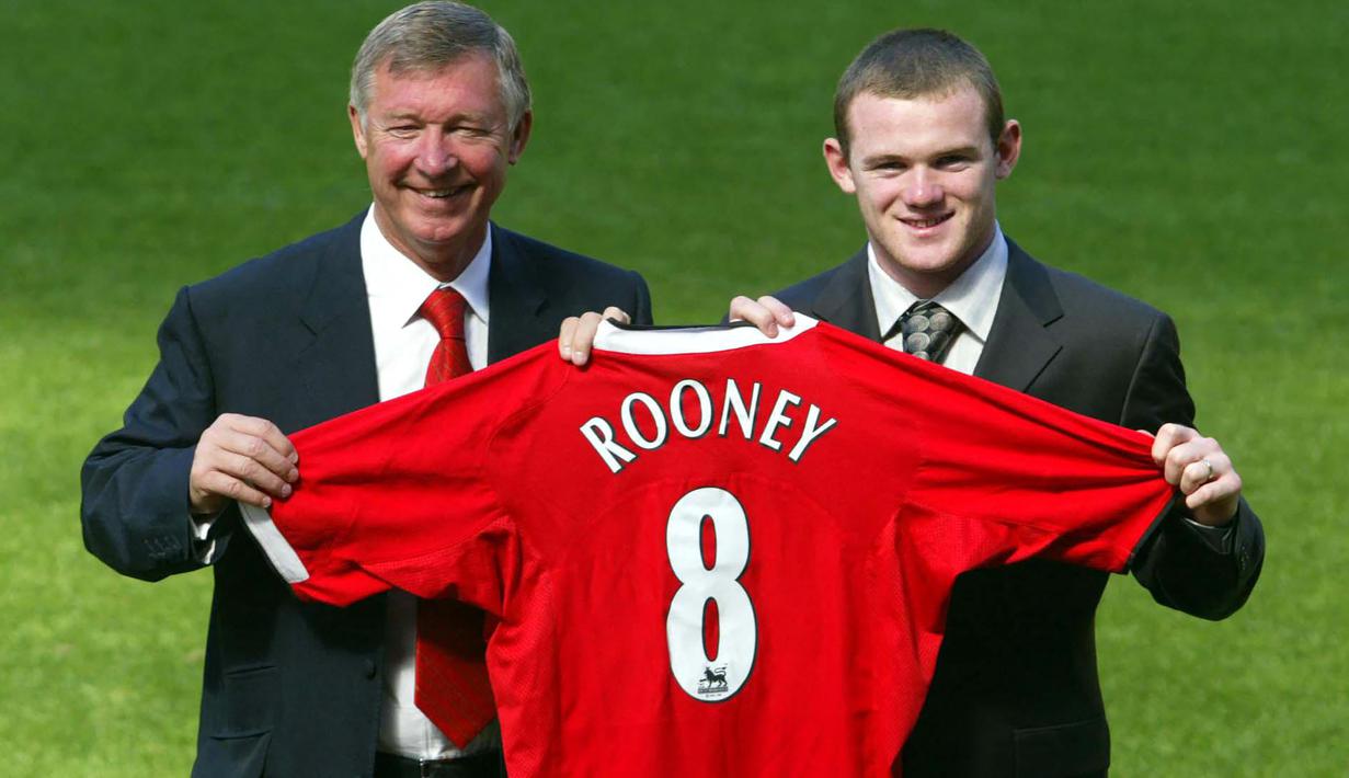 Pemain baru Manchester United, Wayne Rooney (kanan) berfoto bersama pelatih Alex Ferguson saat diperkenalkan dalam konferensi pers di Old Trafford Stadium, Manchester (1/9/2004). Wayne Rooney yang baru didatangkan MU dari Everton pada awal musim 2004/2005 langsung mewarisi jersey bernomor punggung 8 yang ditinggalkan Nicky Butt hingga 2006/2007. Pada 2007/2008 Rooney menggunakan nomor punggung 10 yang ditinggalkan Ruud van Nistelrooy yang hijrah ke Real Madrid. (AFP/Paul Barker)