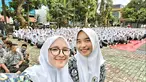 Lewat laman Instagram pribadinya, Nissa Sabyan punya ciri khas tersendiri meraih hati penonton di sekolah. Nissa Sabyan kerap memakai seragam SMA saat manggung di sekolah. (Liputan6.com/IG/nissa_sabyan)