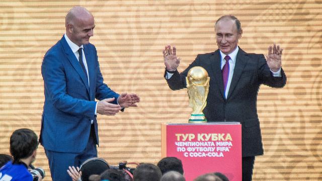 Trofi Piala Dunia 2018-Vladimir Putin