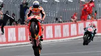 Pembalap Repsol Honda, Marc Marque, berhasil meraih podium juara MotoGP Jepang yang berlangsung di Sirkuit Twin Ring Motegi, Minggu (20/10/2019) siang WIB. (AFP/Toshifumi Kitamura)