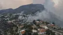 Pemandangan udara dari Desa Sirtkoy yang terbakar, dekat Manavgat, Antalya, Turki, Minggu (1/8/2021). Menteri Kehutanan Turki mentweet bahwa lima kebakaran terus berlanjut di tujuan wisata Antalya dan Mugla. (AP Photo)