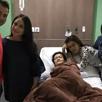 Beberapa bulan belakangan ini, penyanyi dan pemeran Julia Perez berjuang dengan kanker serviks. Para sahabat baik, silih berganti datang ke rumah sakit guna memberikan semangat. (Instagram/juliaperrezz)
